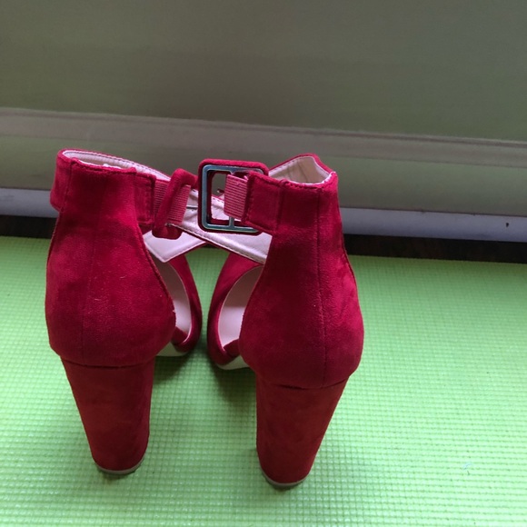 Red heels - Picture 3 of 4